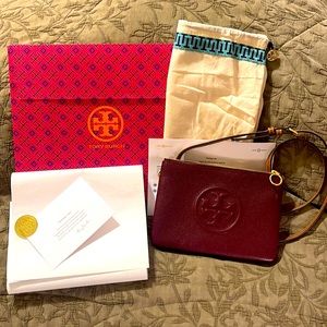 TORY BURCH SMALL CROSS BODY LIKE NEW CONDITION COMES WITH EVERYTHING YOU SEE